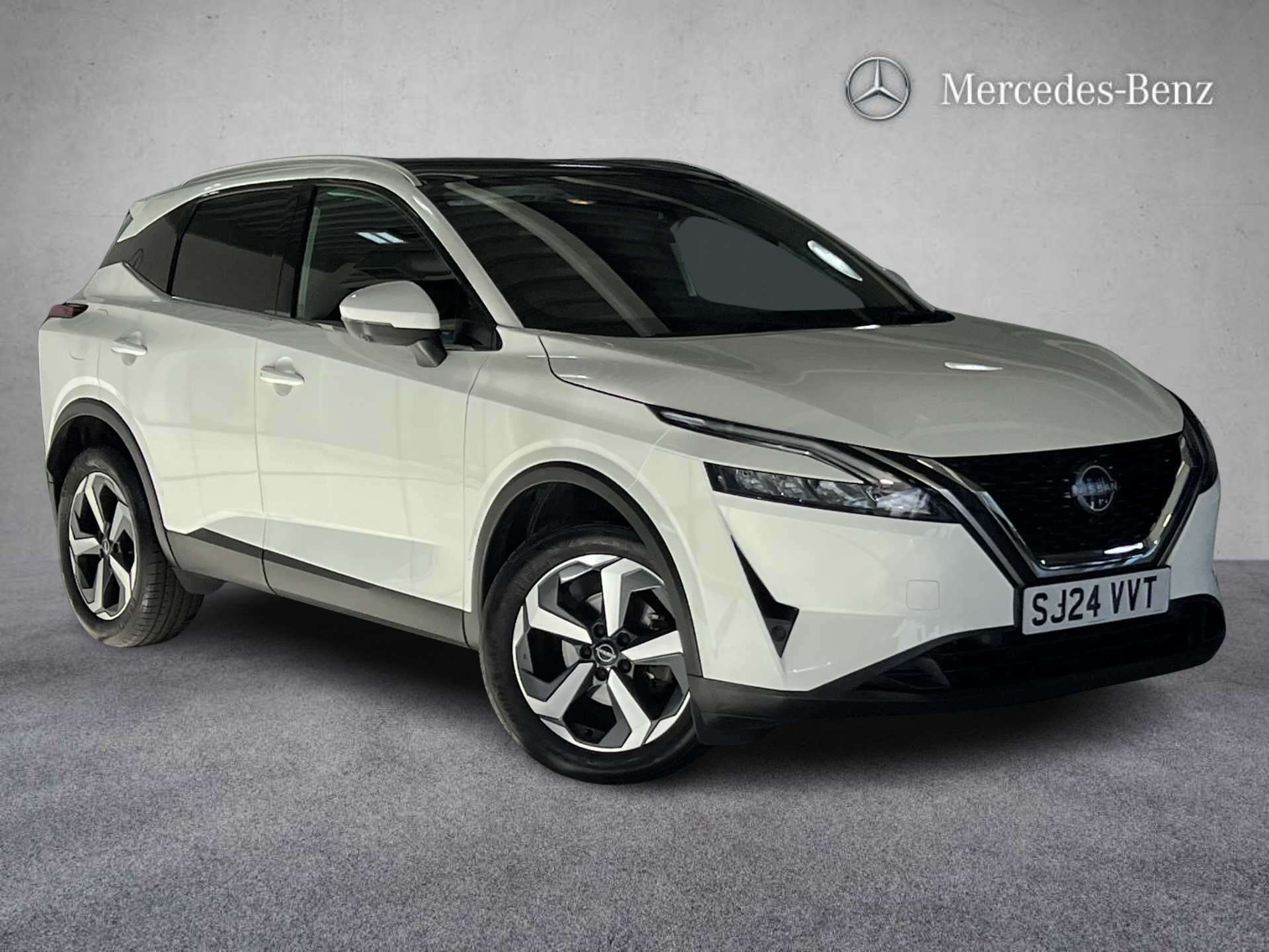 Brilliant White 2024 Nissan Qashqai Hatchback Front-wheel drive Manual