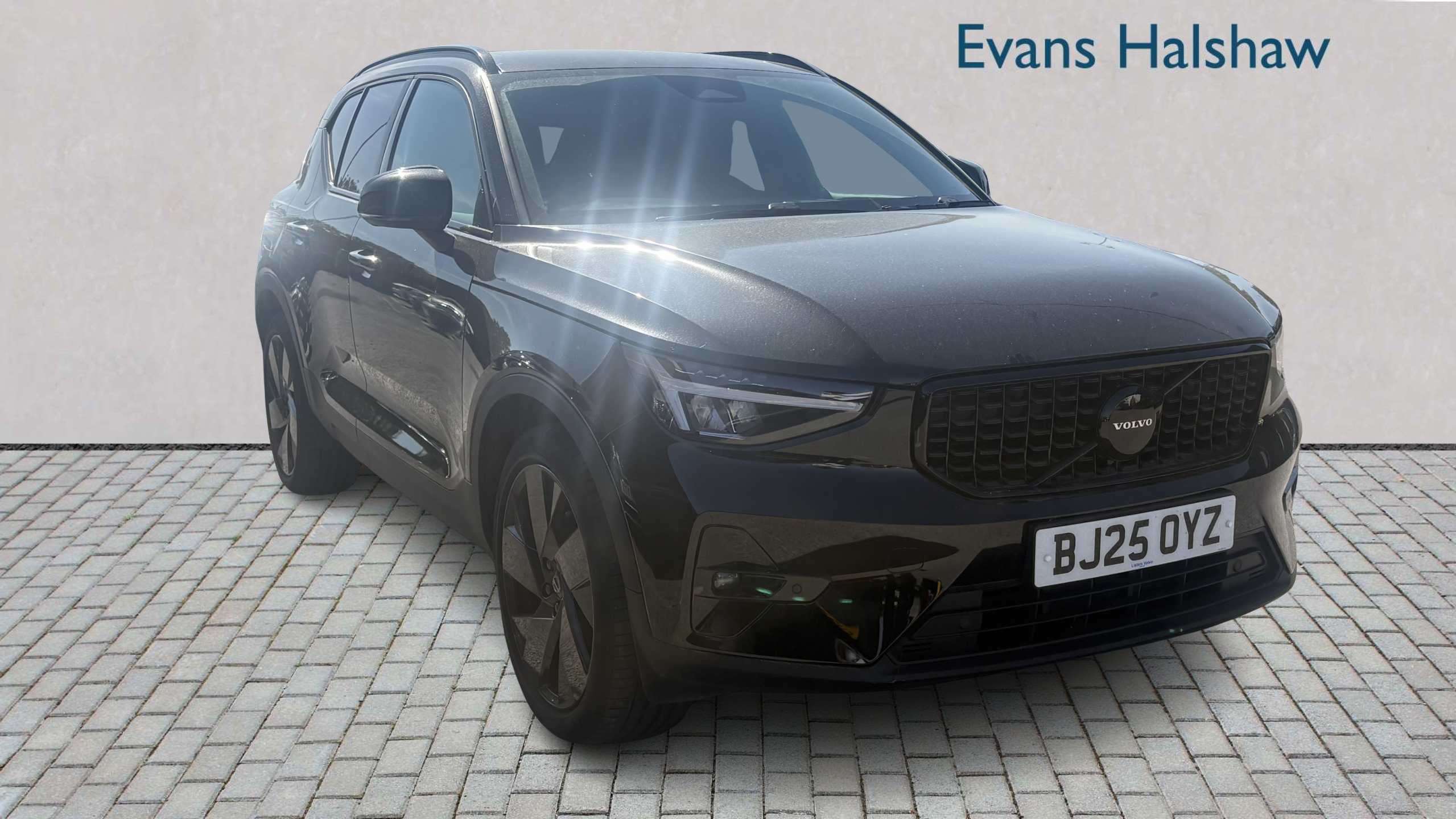2025 VOLVO XC40